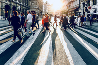 Zebrastreifen und Menschen jacek dylag unsplash klein