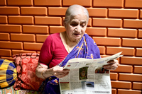 Ältere Frau mit Zeitung Manoj Kulkarni unsplash klein